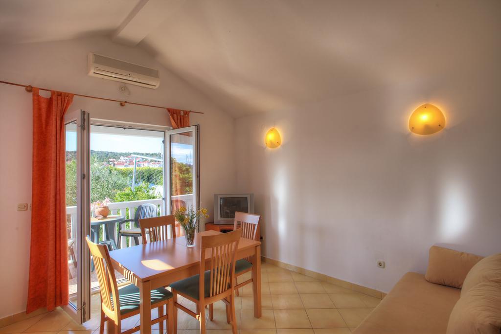 Apartments Irena Jezera Rom bilde